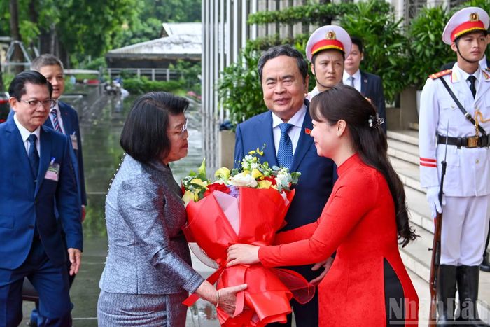 Nhân viên Văn phòng Quốc hội tặng hoa chào mừng Chủ tịch Quốc hội Campuchia Samdech Khuon Sudary.