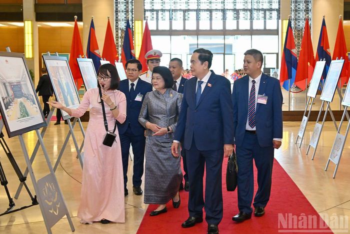  Chủ tịch Quốc hội Trần Thanh Mẫn và Chủ tịch Quốc hội Campuchia Samdech Khuon Sudary tham quan trưng bày ảnh về quan hệ hợp tác giữa hai nước tại lễ đón. 