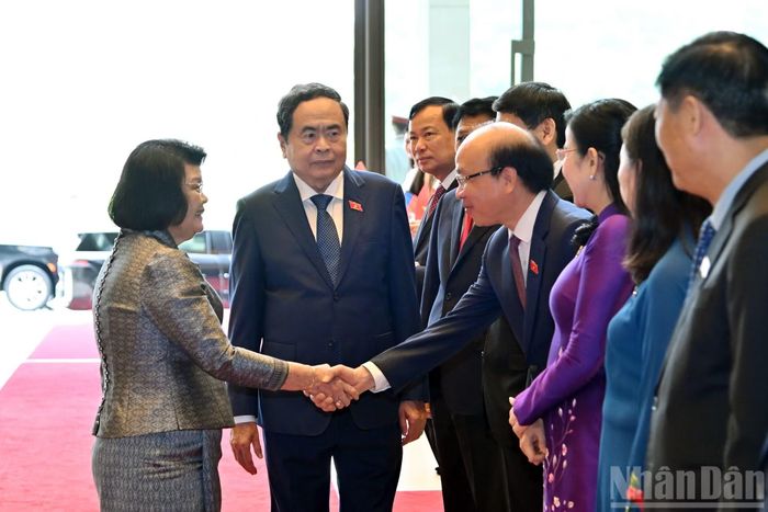 Chủ tịch Quốc hội Campuchia Samdech Khuon Sudary với các đồng chí lãnh đạo Quốc hội Việt Nam tại lễ đón.