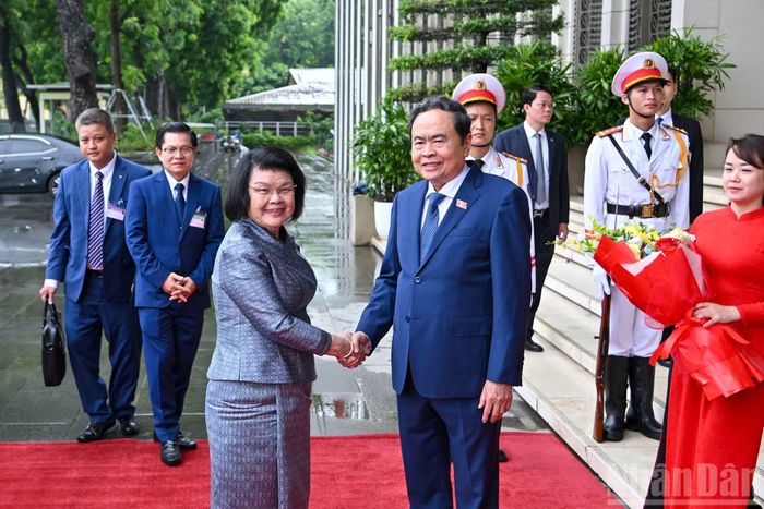  Chủ tịch Quốc hội Trần Thanh Mẫn đón Chủ tịch Quốc hội Campuchia Samdech Khuon Sudary. 