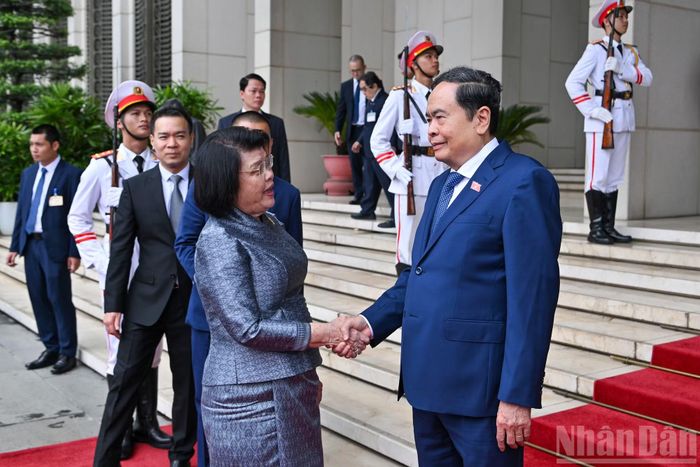 Chủ tịch Quốc hội Trần Thanh Mẫn tiễn Chủ tịch Quốc hội Campuchia Samdech Khuon Sudary sau hội đàm.