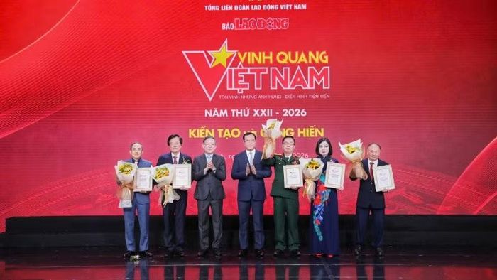 Đồng chí Nguyễn Đình Khang và đồng chí Lương Quốc Đoàn trao Biểu trưng Vinh quang Việt Nam tặng 5 cá nhân.