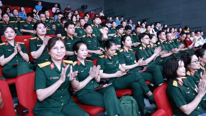 Các đại biểu dự chương trình.