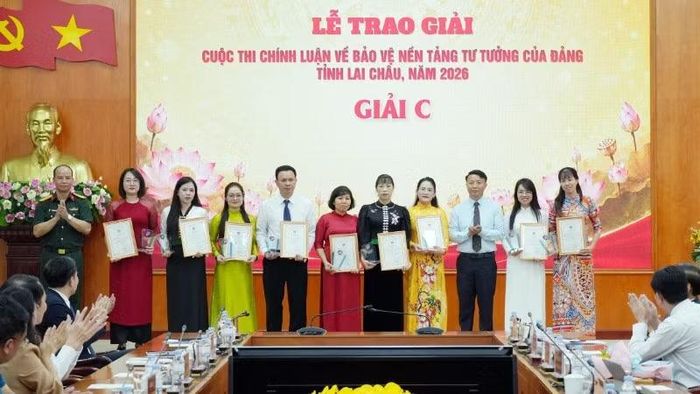 Ban tổ chức trao giải cho các tác giả đoạt giải C của cuộc thi.