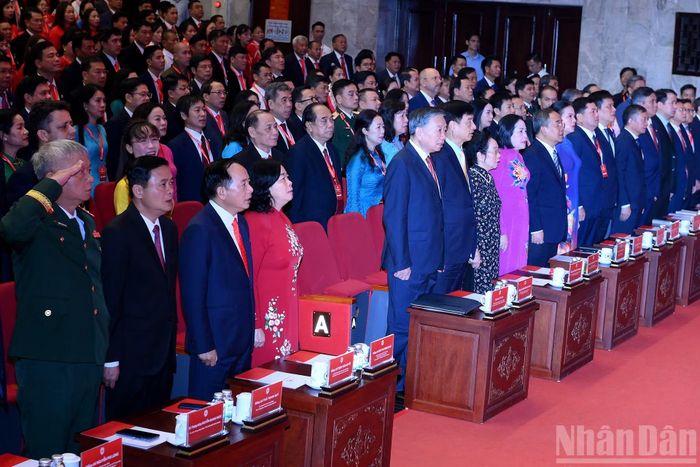 Tổng Bí thư, Chủ tịch nước Tô Lâm và các đại biểu thực hiện nghi thức chào cờ.