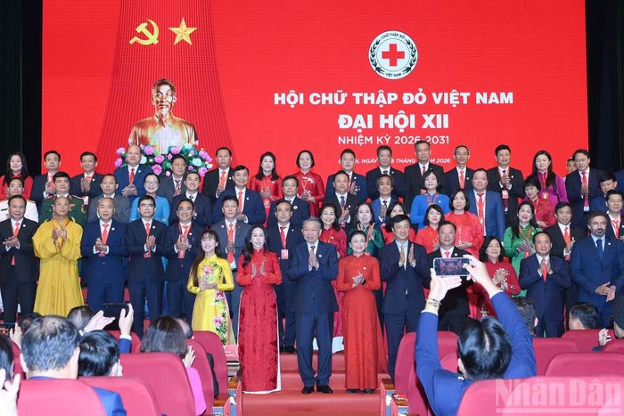 Tổng Bí thư, Chủ tịch nước Tô Lâm và các đại biểu với Ban Chấp hành Hội Chữ thập đỏ Việt Nam khóa XII.