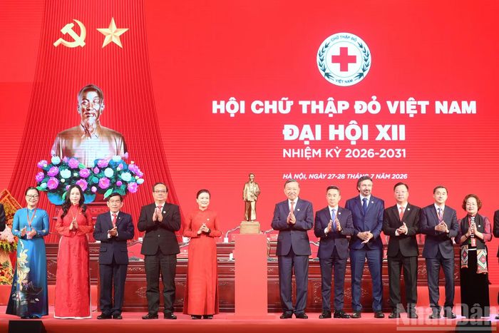 Tổng Bí thư, Chủ tịch nước Tô Lâm trao bức tượng Chủ tịch Hồ Chí Minh tặng Hội Chữ thập đỏ Việt Nam.