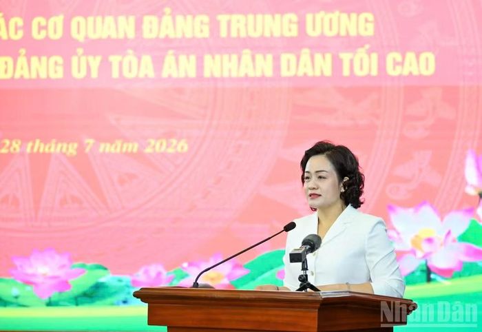 Phó Bí thư Thường trực Đảng ủy, Phó Chánh án Tòa án nhân dân tối cao Nguyễn Hải Trâm báo cáo kết quả 6 tháng đầu năm, nhiệm vụ 6 tháng cuối năm 2026. (Ảnh: DUY LINH)