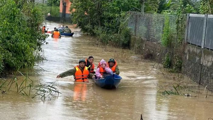 Người lớn tuổi đưa ra khỏi vùng ngập lụt.