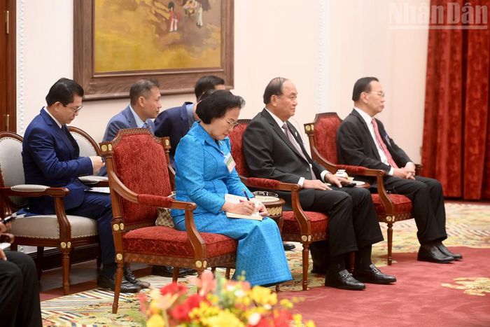  Các đại biểu Campuchia dự cuộc tiếp. 