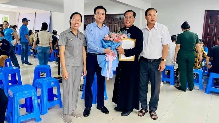 Phường Phước Thắng phối hợp Giáo xứ Hải Đăng tổ chức khám sức khỏe cho người dân tại cơ sở tôn giáo.