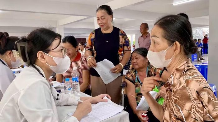 Công tác khám sức khỏe cho người dân tại cơ sở tôn giáo.