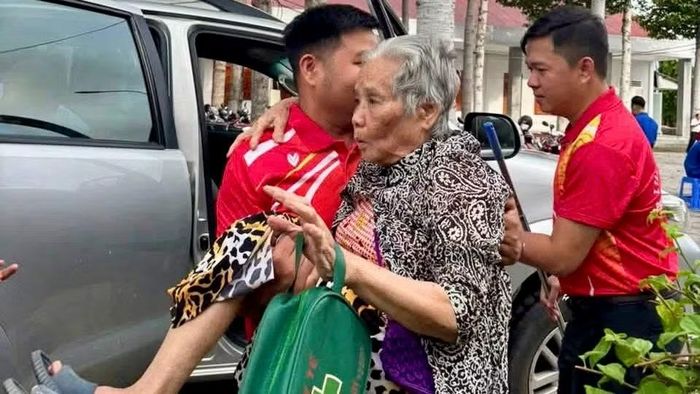 Người cao tuổi đi lại khó khăn được phường Phước Thắng hỗ trợ đưa đến nơi khám sức khỏe.