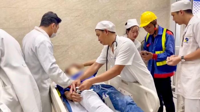 Y, bác sĩ Bệnh viện Đa khoa Xuyên Á xử lý các ca cấp cứu do tai nạn lao động.