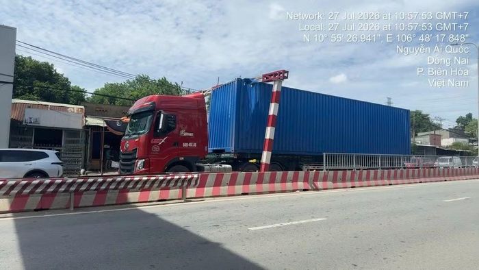 Chiều cao xe tải vượt quá quy định bảo vệ cầu đường sắt. (Ảnh: VNR)