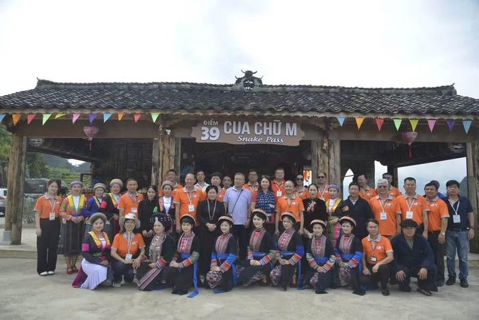 Đoàn chuyên gia mạng lưới Công viên địa chất toàn cầu UNESCO khảo sát tại điểm di sản cua chữ M, xã Lũng Phìn