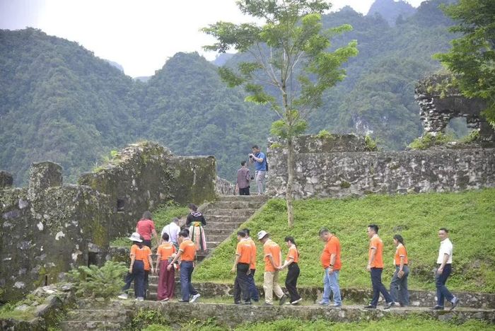 Đoàn chuyên gia mạng lưới Công viên địa chất toàn cầu UNESCO khảo sát điểm di sản đồn Pháp, xã Đường Thượng.