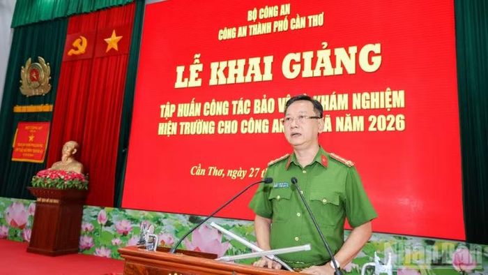 Đại tá Bùi Đức An, Phó Giám đốc Công an thành phố Cần Thơ phát biểu tại lễ khai giảng.