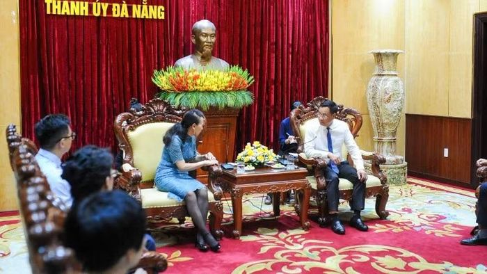 Quang cảnh buổi tiếp Tổng Lãnh sự Trung Quốc tại thành phố Đà Nẵng.