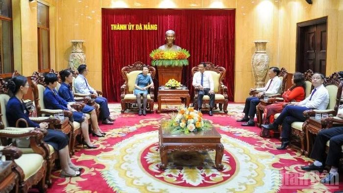 Quang cảnh buổi tiếp Tổng Lãnh sự Trung Quốc tại Đà Nẵng Đổng Bích Du.