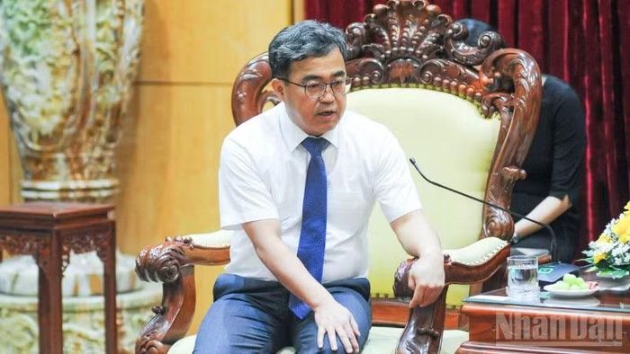 Tổng Lãnh sự Hàn Quốc tại Đà Nẵng Han Jungil phát biểu tại buổi tiếp.