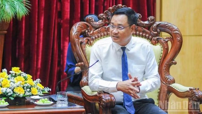 Đồng chí Lê Ngọc Quang, Ủy viên Trung ương Đảng, Bí thư Thành ủy, Trưởng Đoàn đại biểu Quốc hội đơn vị thành phố Đà Nẵng phát biểu tại buổi tiếp Tổng Lãnh sự Trung Quốc tại thành phố Đà Nẵng.
