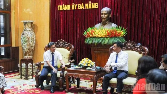 Bí thư Thành ủy Đà Nẵng Lê Ngọc Quang (bên phải) tiếp Tân Tổng Lãnh sự Hàn Quốc tại Đà Nẵng Han Jungil.