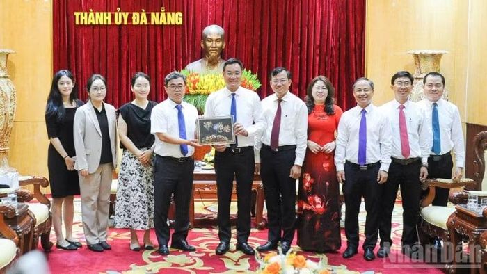 Bí thư Thành ủy Lê Ngọc Quang tặng quà lưu niệm tân Tổng lãnh sự Hàn Quốc tại Đà Nẵng Han Jungil.