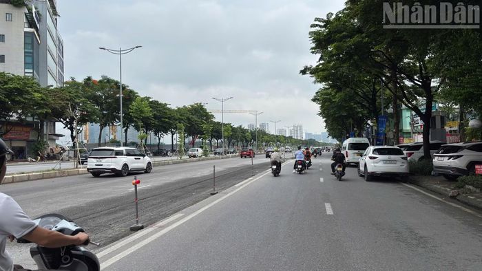 Anh Nguyễn Hoàng Anh (phường Cầu Giấy) cho biết, một số ổ gà trên đường Võ Chí Công đang ảnh hưởng đến an toàn giao thông. "Tôi từng suýt lao vào một ổ gà khi chở người thân lên sân bay, nhưng may phát hiện kịp để tránh. Đây là tuyến đường có tốc độ lưu thông cao nên cần được khắc phục sớm", anh Hoàng Anh nói.