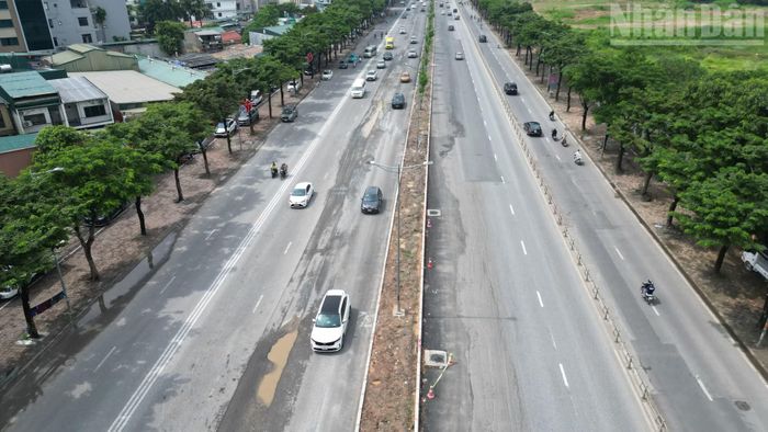 Theo ghi nhận của phóng viên, một số nơi trên tuyến đường Võ Chí Công mặt đường vẫn lồi lõm, xuất hiện nhiều vệt "lươn" tiềm ẩn nhiều nguy cơ mất an toàn giao thông.