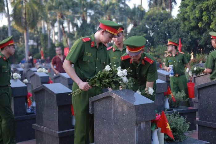 Thành kính dâng hương, hoa tại Nghĩa trang Liệt sĩ Nhổn.