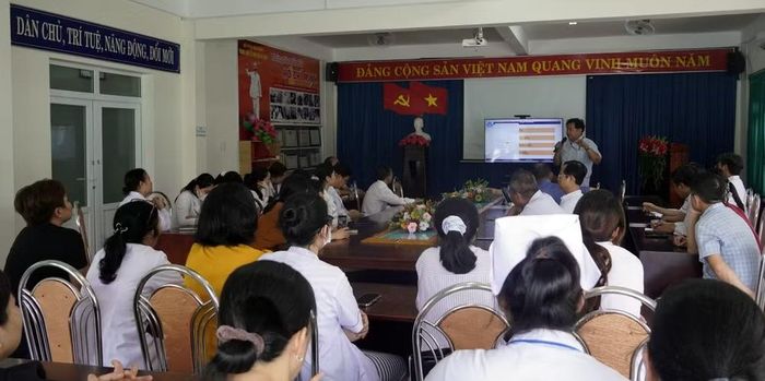 Bác sĩ bệnh viện chuyên sâu, tuyến cuối ở trung tâm Thành phố Hồ Chí Minh đang tập huấn, chuyển giao kỹ thuật cho đội ngũ y tế Hồ Tràm. (Ảnh: Lê Đình Thìn)