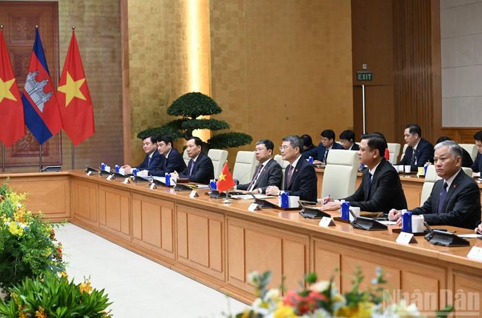  Thủ tướng Lê Minh Hưng và các thành viên Chính phủ Việt Nam tại hội kiến. 