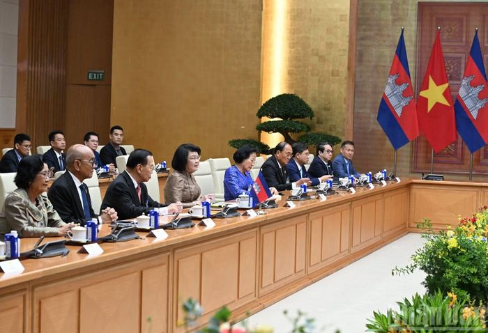 Chủ tịch Quốc hội Campuchia Samdech Khuon Sudary và các thành viên trong đoàn tại hội kiến.