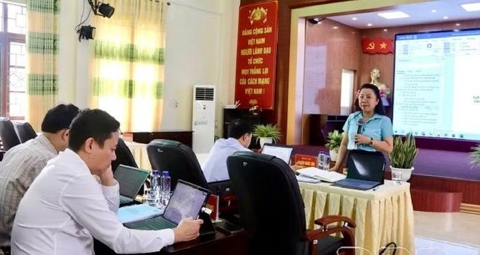 Đồng chí Hoàng Tuyết Ban, Giám đốc Sở Giáo dục và Đào tạo Điện Biên nhấn mạnh các yêu cầu về điều kiện, tiêu chí khi thực hiện sắp xếp các cơ sở giáo dục công lập.