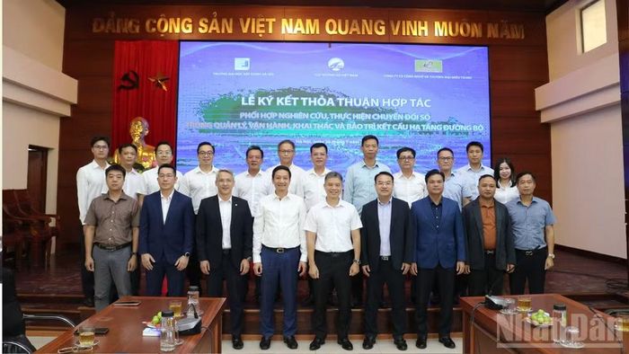 Các đại biểu tham gia ký kết chụp ảnh lưu niệm.