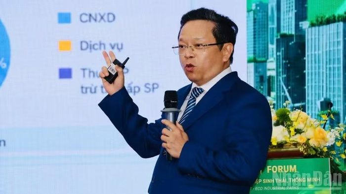 Tiến sĩ Nguyễn Đức Hiển, Phó Trưởng Ban Chính sách, chiến lược Trung ương, trình bày tham luận.