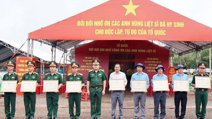 Lãnh đạo Quân khu 7 trao bằng khen cho các tập thể có thành tích xuất sắc trong thực hiện nhiệm vụ tìm kiếm, quy tập hài cốt liệt sĩ. (Ảnh: PV)