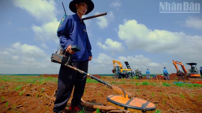 Nhân dân góp sức tìm kiếm hài cốt liệt sĩ tại xã Minh Đức.