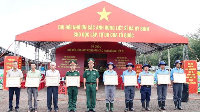Các cá nhân có thành tích xuất sắc trong việc thực hiện nhiệm vụ tìm kiếm, quy tập hài cốt liệt sĩ được Quân khu 7 khen thưởng. (Ảnh: PV)