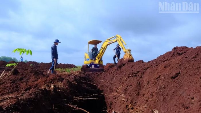 Các chiến sĩ Đội K72 đào khảo sát tìm hài cốt liệt sĩ tại xã Minh Đức, thành phố Đồng Nai.