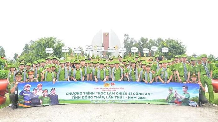 Chiến sĩ tham gia viếng Nghĩa trang liệt sĩ tỉnh Đồng Tháp.