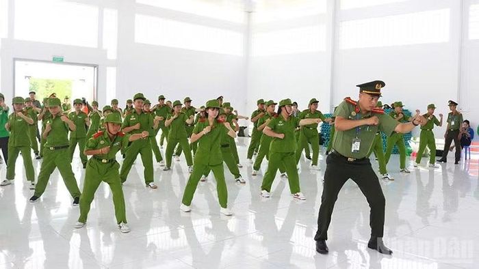 Hướng dẫn võ thuật Công an nhân dân cho các chiến sĩ.