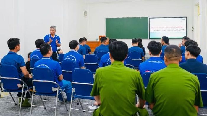 Giảng viên và học viên tham gia chương trình tập huấn.