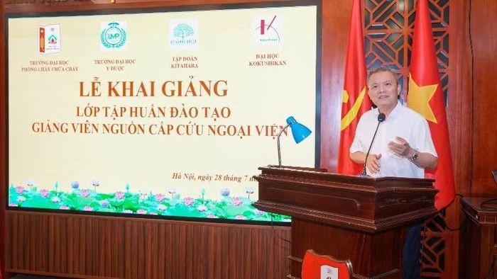 Giáo sư, Tiến sĩ Lê Ngọc Thành phát biểu tại lễ khai giảng.