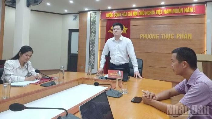 Lãnh đạo Ủy ban nhân dân phường Thục Phán phát biểu ý kiến tại cuộc họp.