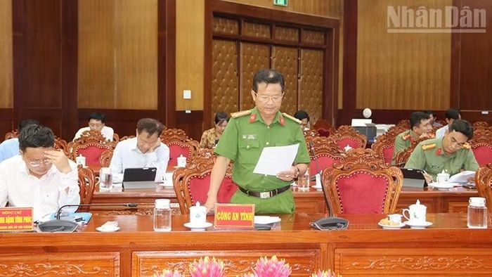 Đại diện lãnh đạo Công an tỉnh trình bày tham luận về an ninh trên môi trường mạng internet tại hội nghị.