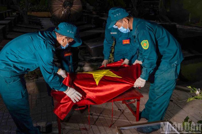 Mỗi lá cờ Tổ quốc phủ lên linh cữu, mỗi vòng hoa được kính cẩn đặt xuống để thấy rằng thế hệ hôm nay chưa bao giờ quên những người đã ngã xuống.