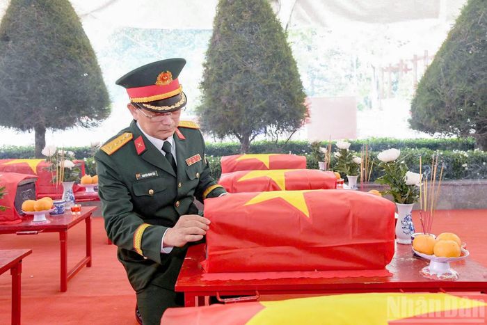Trong năm 2026, Ban Chỉ đạo 515 tỉnh Tây Ninh đã tiếp nhận 222 thông tin về hài cốt liệt sĩ, trong đó 42 thông tin trong nước và 180 thông tin tại nước bạn Campuchia. Song song đó, Ủy ban nhân dân cấp xã đã phát hơn 144.000 phiếu để thu thập thông tin phục vụ cho công tác kết luận địa bàn, lập bản đồ tìm kiếm, quy tập hài cốt liệt sĩ.