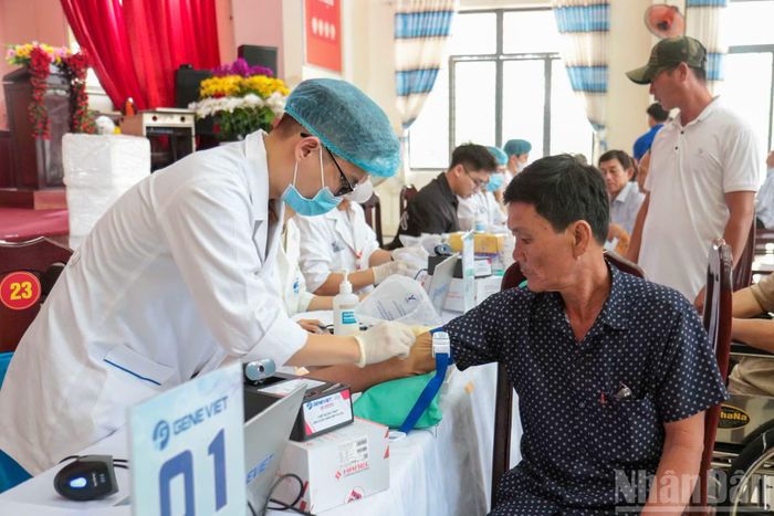 Thu nhận ADN của thân nhân liệt sĩ.
